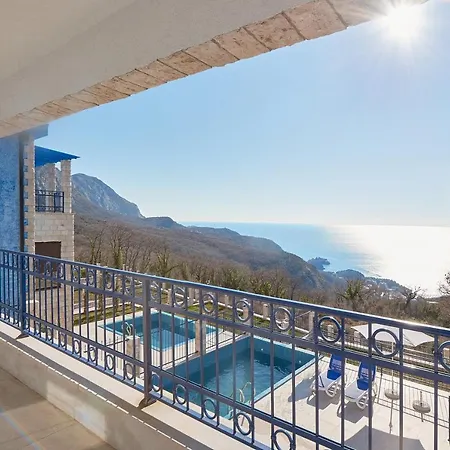 Sunbreeze Delux Villa *