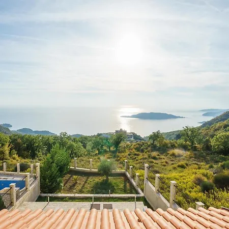 Sunbreeze Delux Villa *