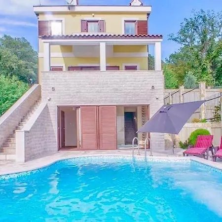Sunbreeze Delux Villa *